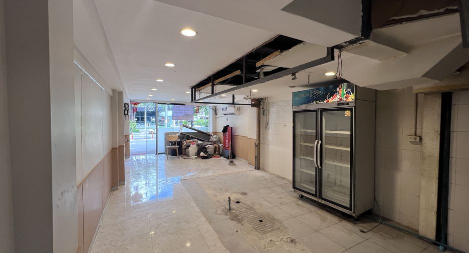 Gewerbefläche zur Miete mit 4 Zimmer in Watthana, Bangkok