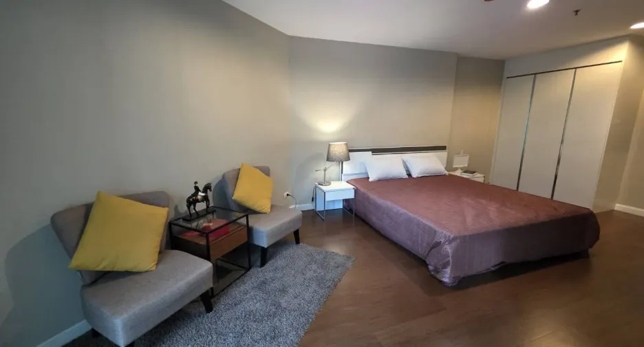 For rent 3 bedrooms condo in Huai Khwang, Bangkok