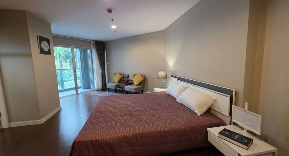 For rent 3 bedrooms condo in Huai Khwang, Bangkok