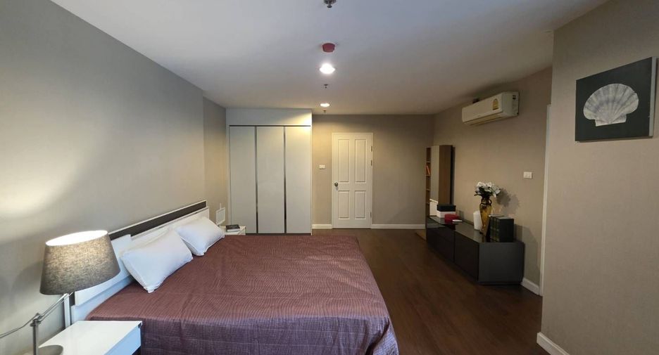 For rent 3 bedrooms condo in Huai Khwang, Bangkok