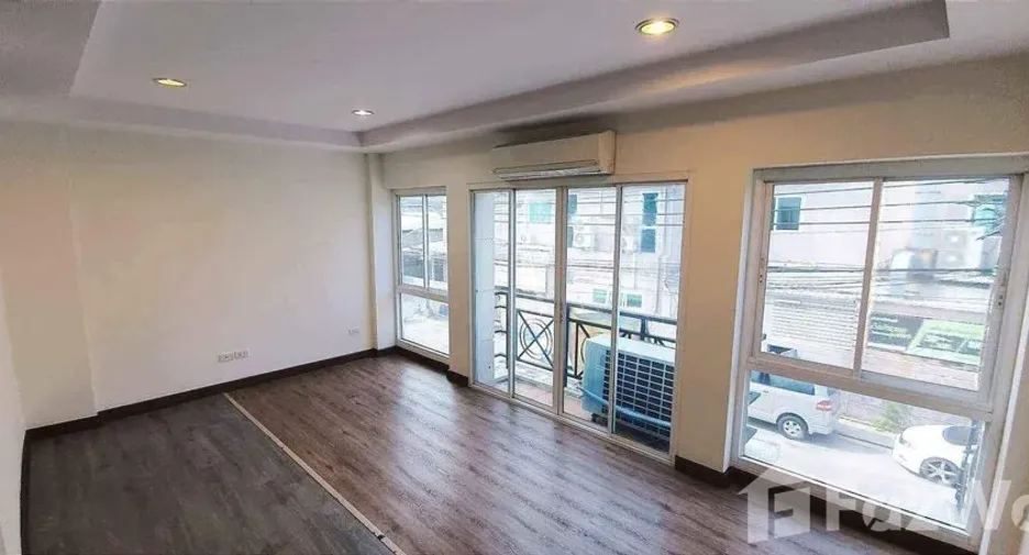 For rent 4 bedrooms townhouse in Prawet, Bangkok