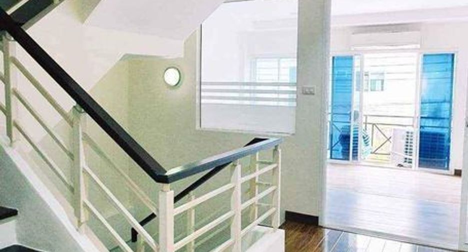 For rent 4 bedrooms townhouse in Prawet, Bangkok