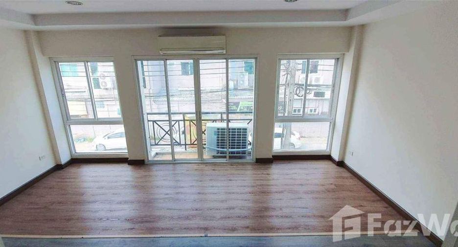 For rent 4 bedrooms townhouse in Prawet, Bangkok