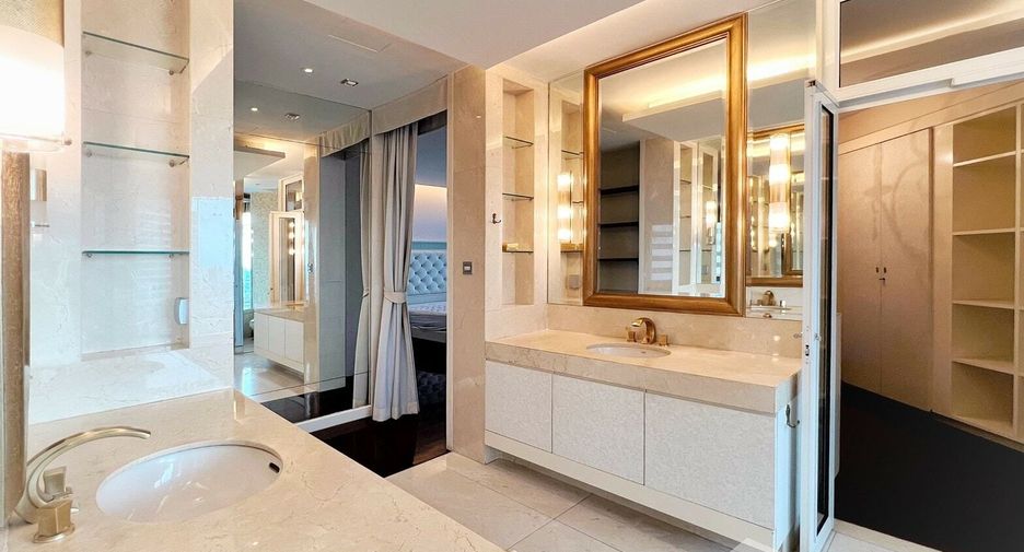 For rent 3 bedrooms condo in Sathon, Bangkok