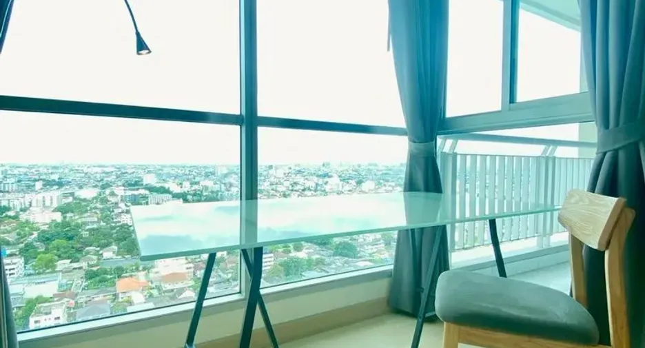 For rent 2 bedrooms condo in Huai Khwang, Bangkok