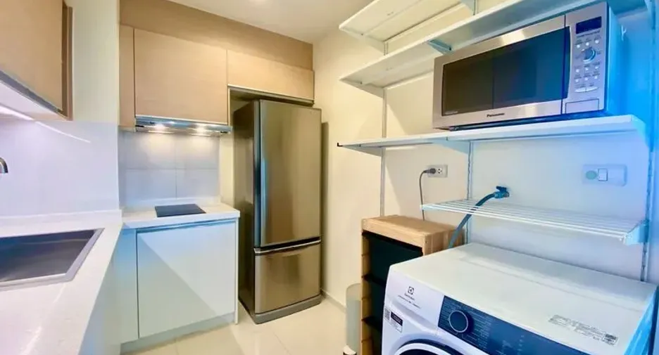 For rent 2 bedrooms condo in Huai Khwang, Bangkok