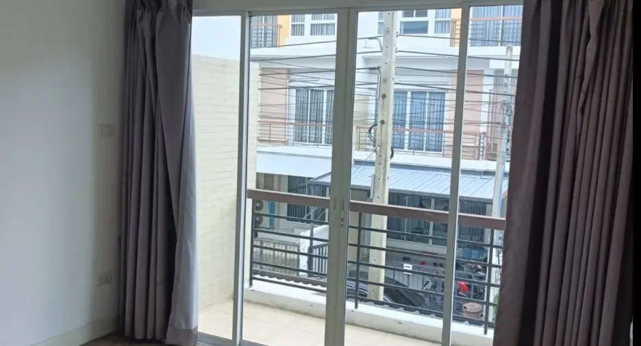 For rent 2 bedrooms townhouse in Lat Phrao, Bangkok