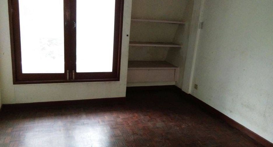 For rent 4 bedrooms townhouse in Watthana, Bangkok