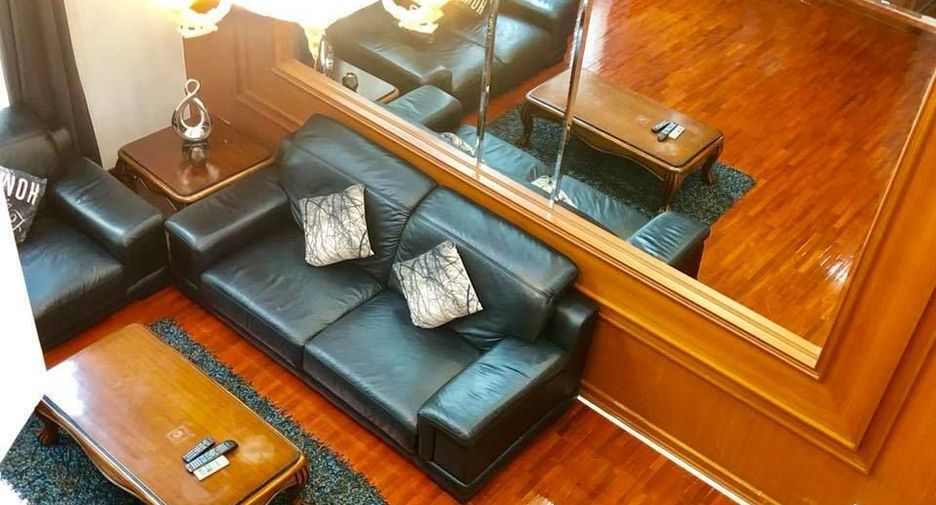 For rent 4 bedrooms townhouse in Watthana, Bangkok