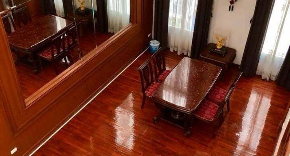 For rent 4 bedrooms townhouse in Watthana, Bangkok