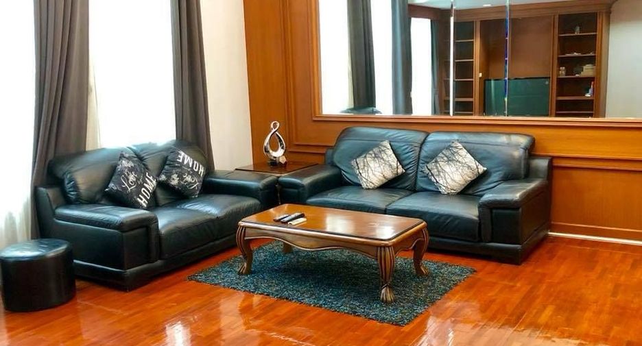 For rent 4 bedrooms townhouse in Watthana, Bangkok