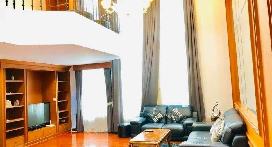 For rent 4 bedrooms townhouse in Watthana, Bangkok
