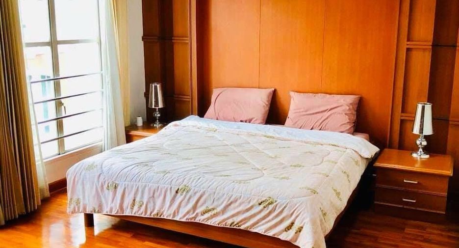 For rent 4 bedrooms townhouse in Watthana, Bangkok