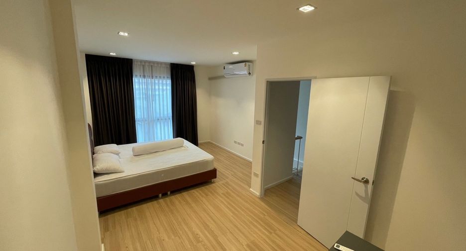 For rent 4 bedrooms townhouse in Mueang Samut Prakan, Samut Prakan