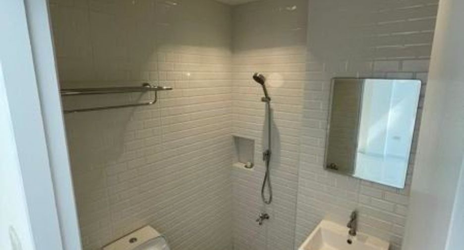 For rent 4 bedrooms townhouse in Mueang Samut Prakan, Samut Prakan
