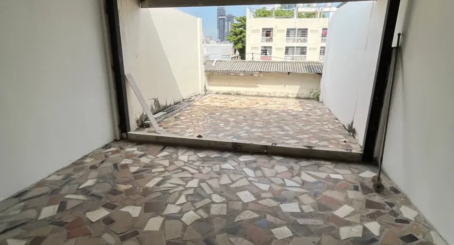 For rent 5 bedrooms townhouse in Bang Kho Laem, Bangkok