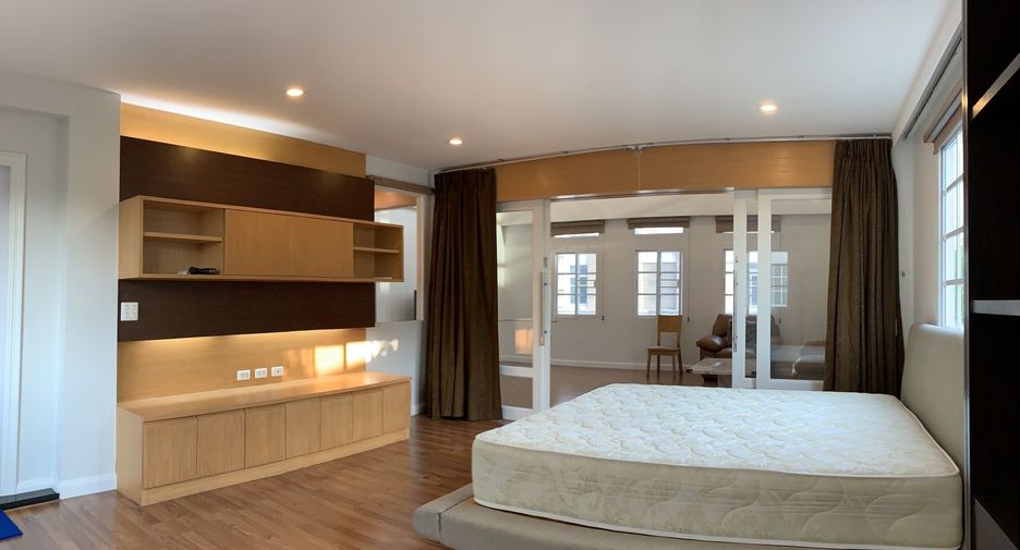 For rent 4 bedrooms townhouse in Bang Na, Bangkok