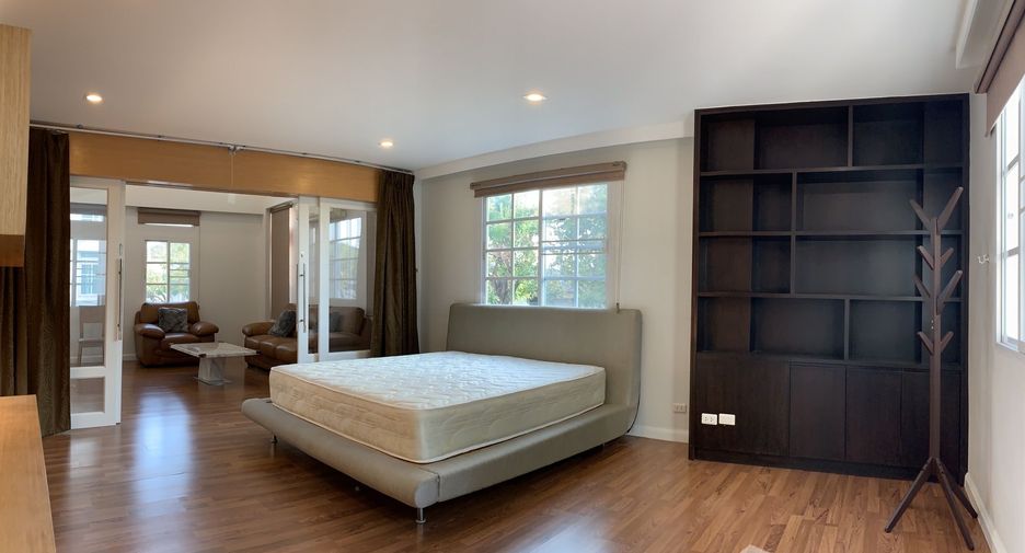 For rent 4 bedrooms townhouse in Bang Na, Bangkok