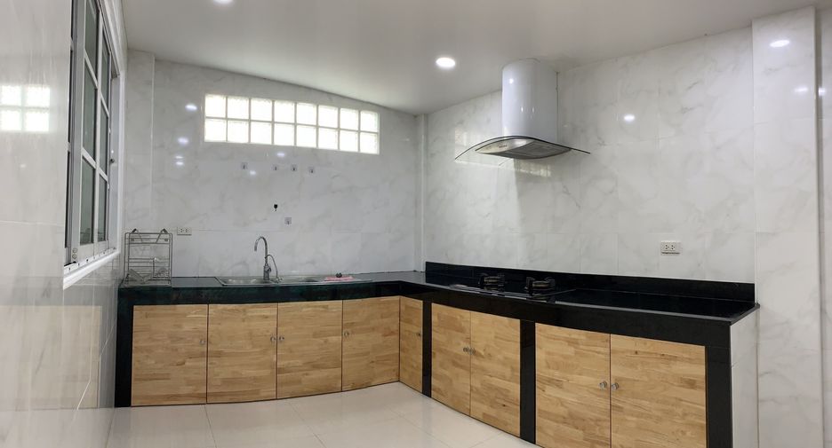 For rent 4 bedrooms townhouse in Bang Na, Bangkok