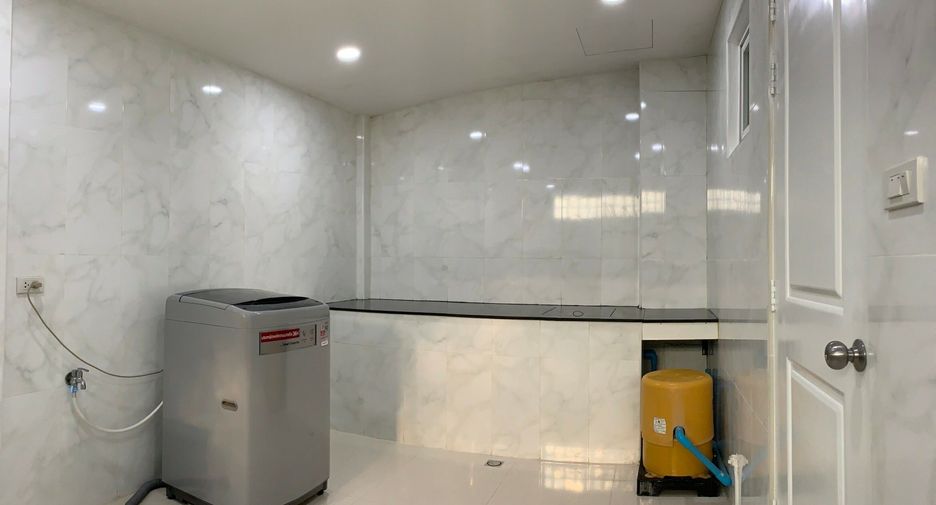 For rent 4 bedrooms townhouse in Bang Na, Bangkok