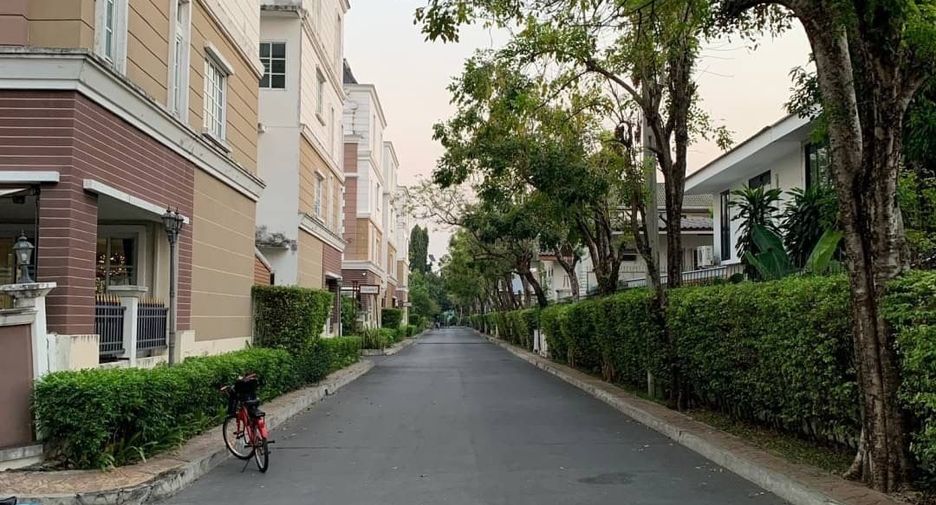 For rent 4 bedrooms townhouse in Bang Na, Bangkok