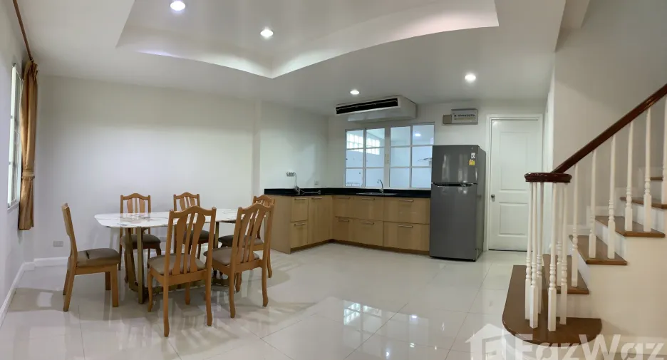 For rent 4 bedrooms townhouse in Bang Na, Bangkok