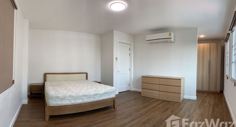 For rent 4 bedrooms townhouse in Bang Na, Bangkok