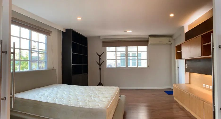 For rent 4 bedrooms townhouse in Bang Na, Bangkok