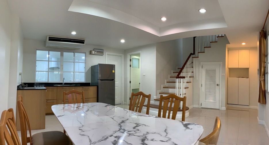 For rent 4 bedrooms townhouse in Bang Na, Bangkok