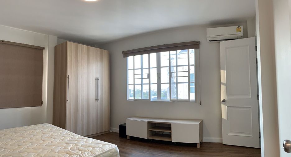 For rent 4 bedrooms townhouse in Bang Na, Bangkok