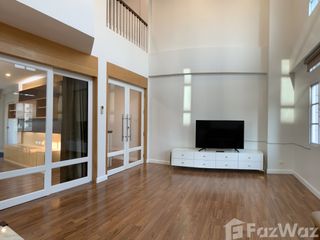 For rent 4 bedrooms townhouse in Bang Na, Bangkok