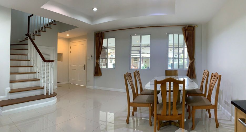 For rent 4 bedrooms townhouse in Bang Na, Bangkok