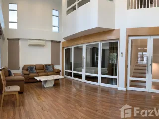 For rent 4 bedrooms townhouse in Bang Na, Bangkok