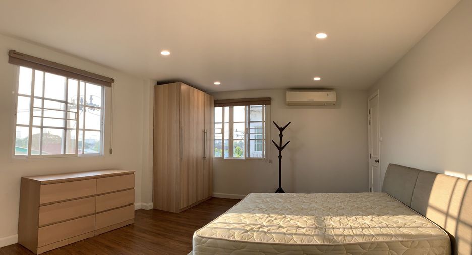 For rent 4 bedrooms townhouse in Bang Na, Bangkok