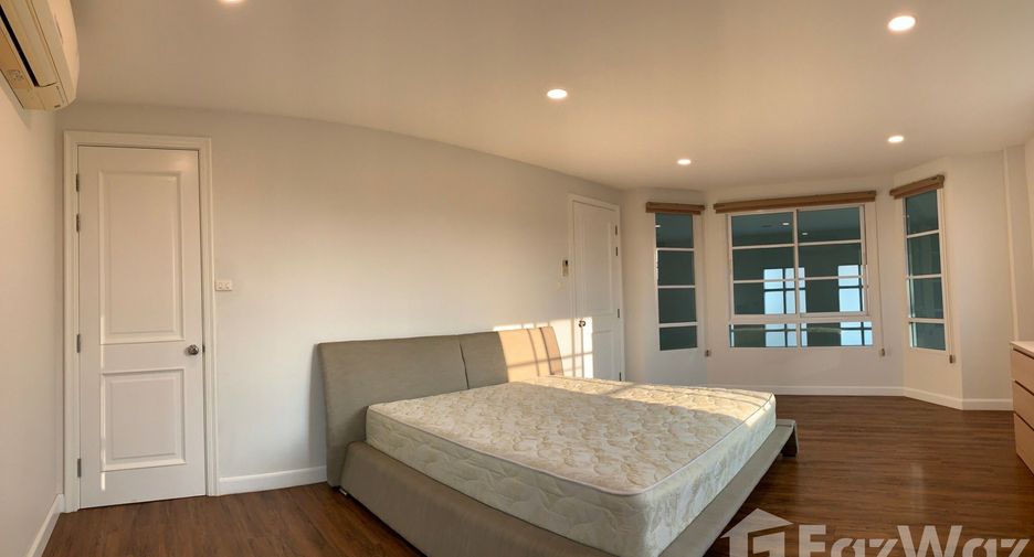 For rent 4 bedrooms townhouse in Bang Na, Bangkok