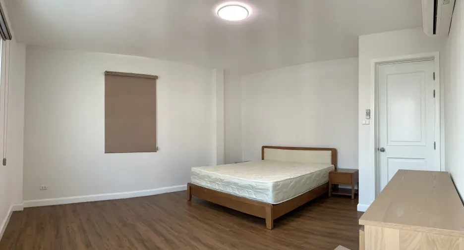 For rent 4 bedrooms townhouse in Bang Na, Bangkok