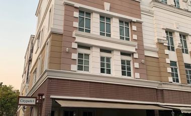 Casa adosada en alquiler de 4 habitaciones en Bang Na, Bangkok