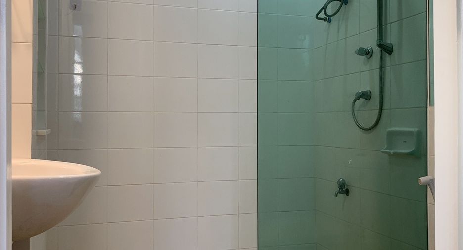 For rent 4 bedrooms townhouse in Bang Na, Bangkok
