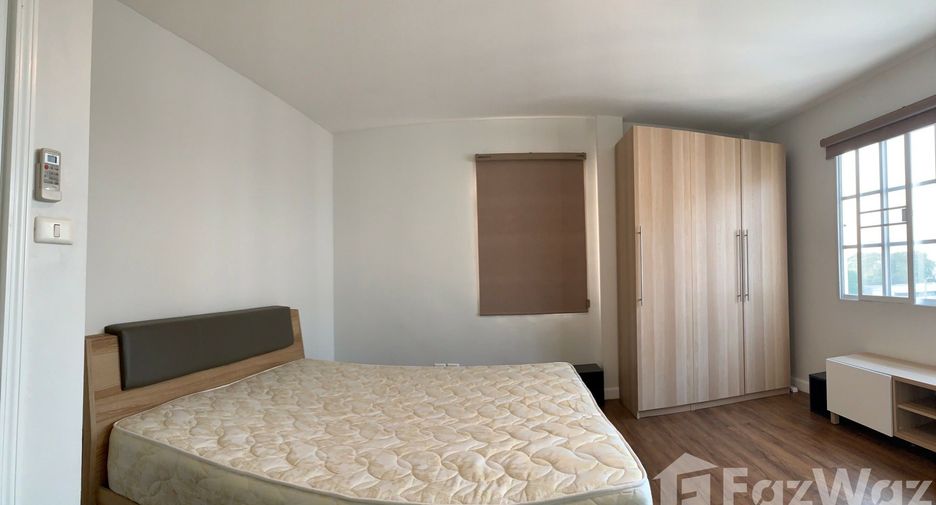 For rent 4 bedrooms townhouse in Bang Na, Bangkok