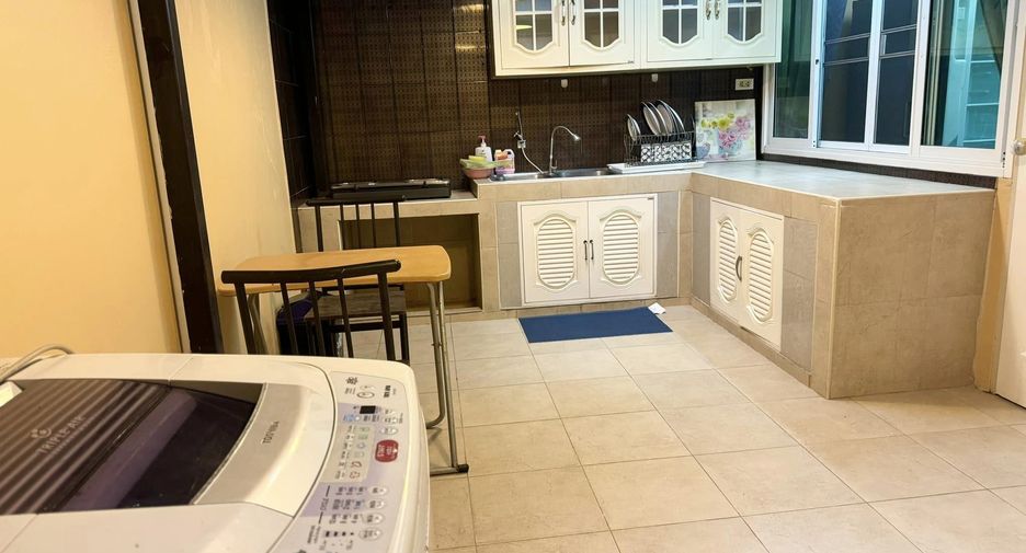 For rent 5 bedrooms townhouse in Prawet, Bangkok