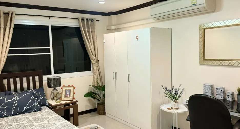 For rent 5 bedrooms townhouse in Prawet, Bangkok