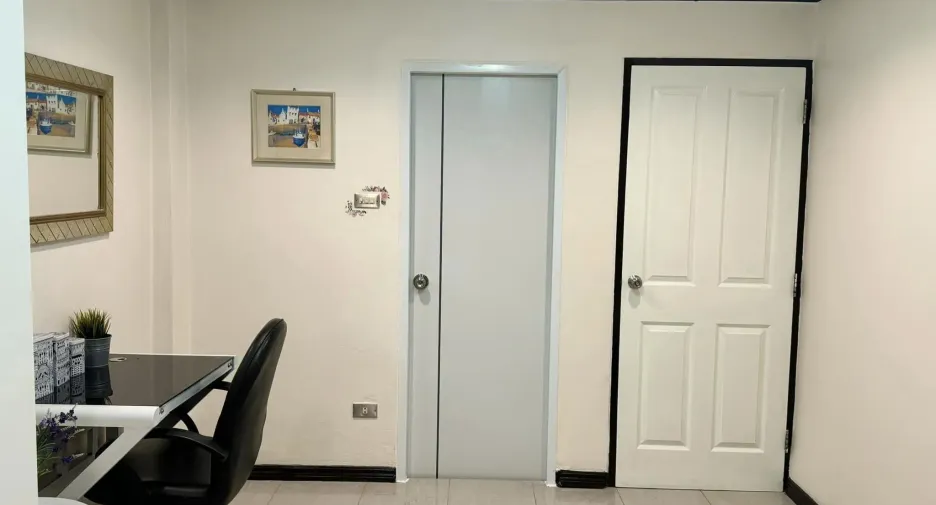 For rent 5 bedrooms townhouse in Prawet, Bangkok