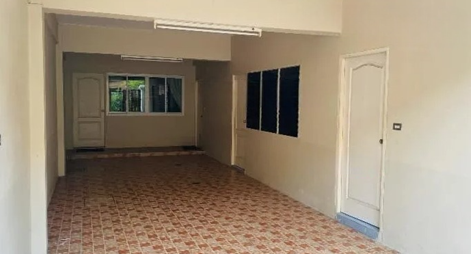 For rent 5 bedrooms townhouse in Prawet, Bangkok