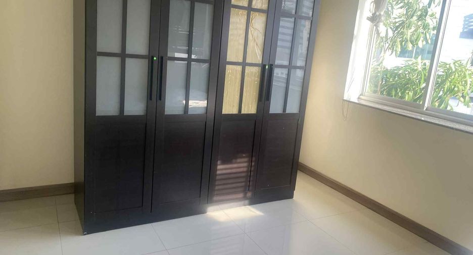 For rent 2 bedrooms condo in Huai Khwang, Bangkok