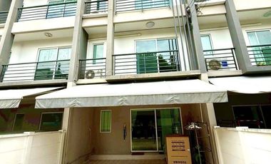 Casa adosada en alquiler de 3 habitaciones en Suan Luang, Bangkok