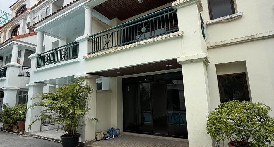 Haus zur Miete mit 3 Zimmer in Watthana, Bangkok