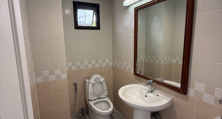 Haus zur Miete mit 3 Zimmer in Watthana, Bangkok