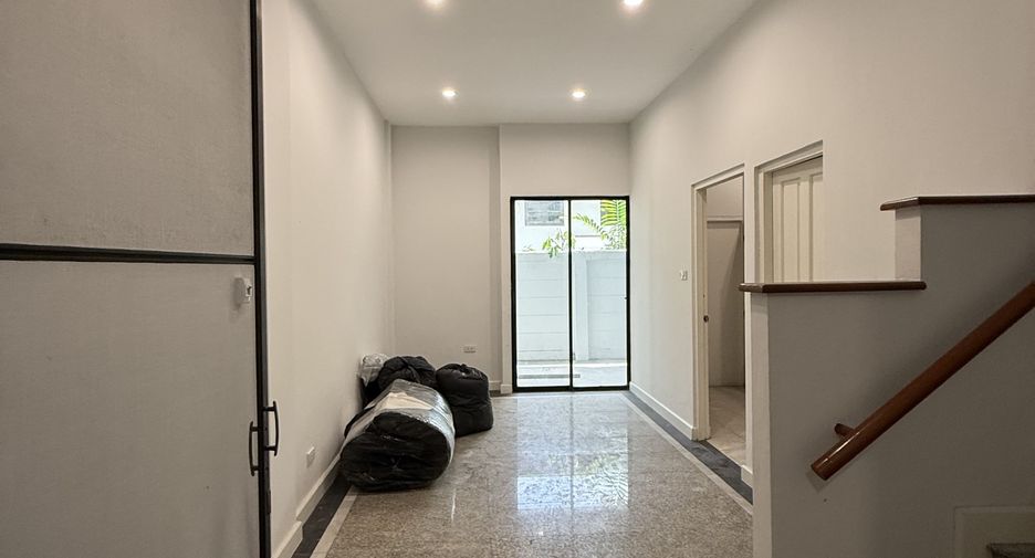 Haus zur Miete mit 3 Zimmer in Watthana, Bangkok