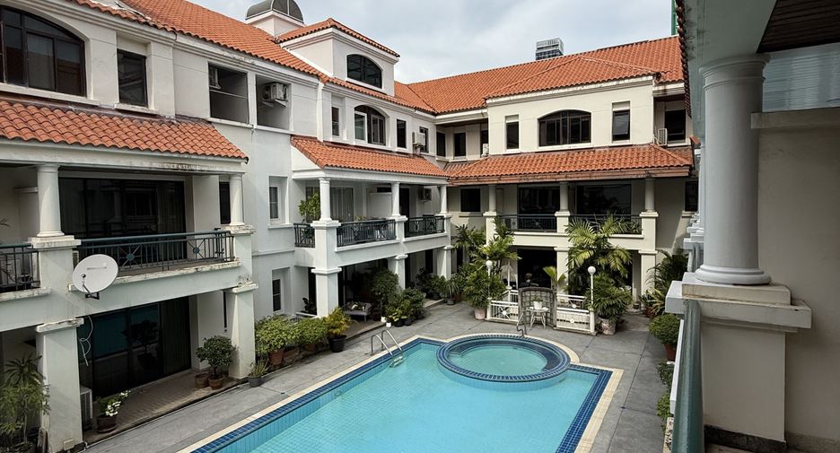 Haus zur Miete mit 3 Zimmer in Watthana, Bangkok