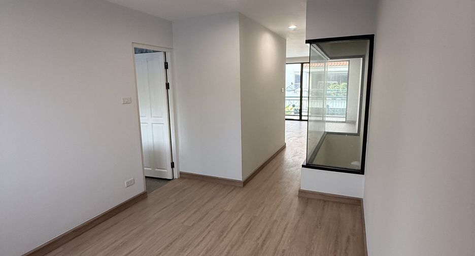 Haus zur Miete mit 3 Zimmer in Watthana, Bangkok